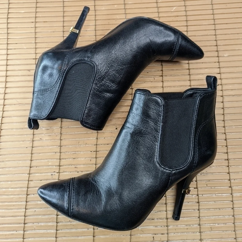 TORY BURCH 166132 Black Leather Pointy Cap Toe Booties Gold Logo Heel size 7 M.